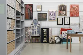 Blick ins Archiv mit Schildern aus der queeren Geschichte Wiens