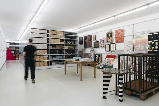 Vue sur les archives avec des étagères, une table et une cage