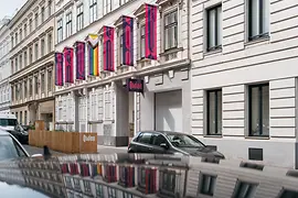 Blick von außen auf das Qwien mit Fahnen