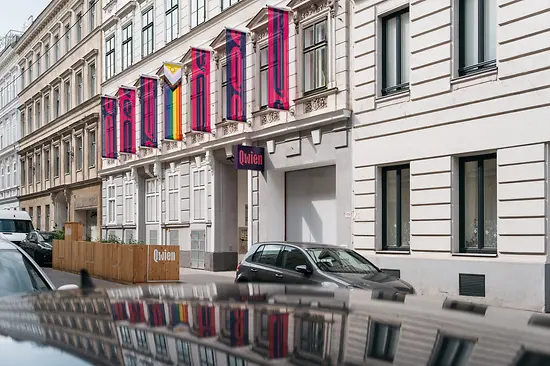 Vista exterior del Qwien con banderas