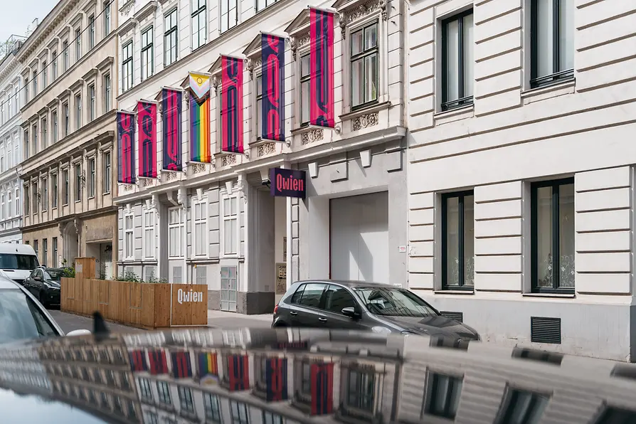 Vue de l’extérieur sur le Qwien avec des drapeaux