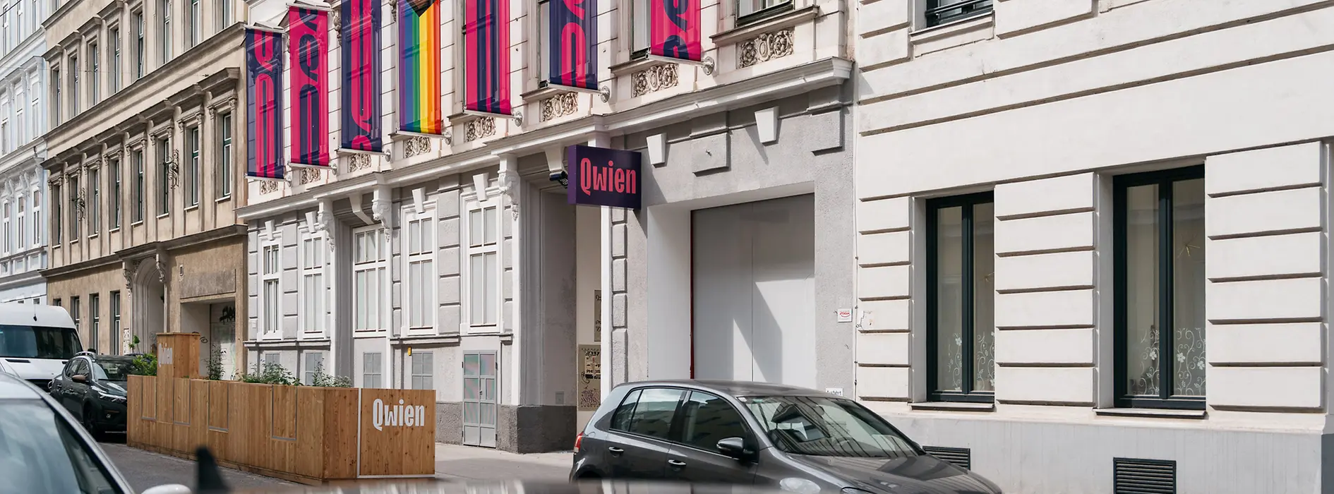 Blick von außen auf das Qwien mit Fahnen