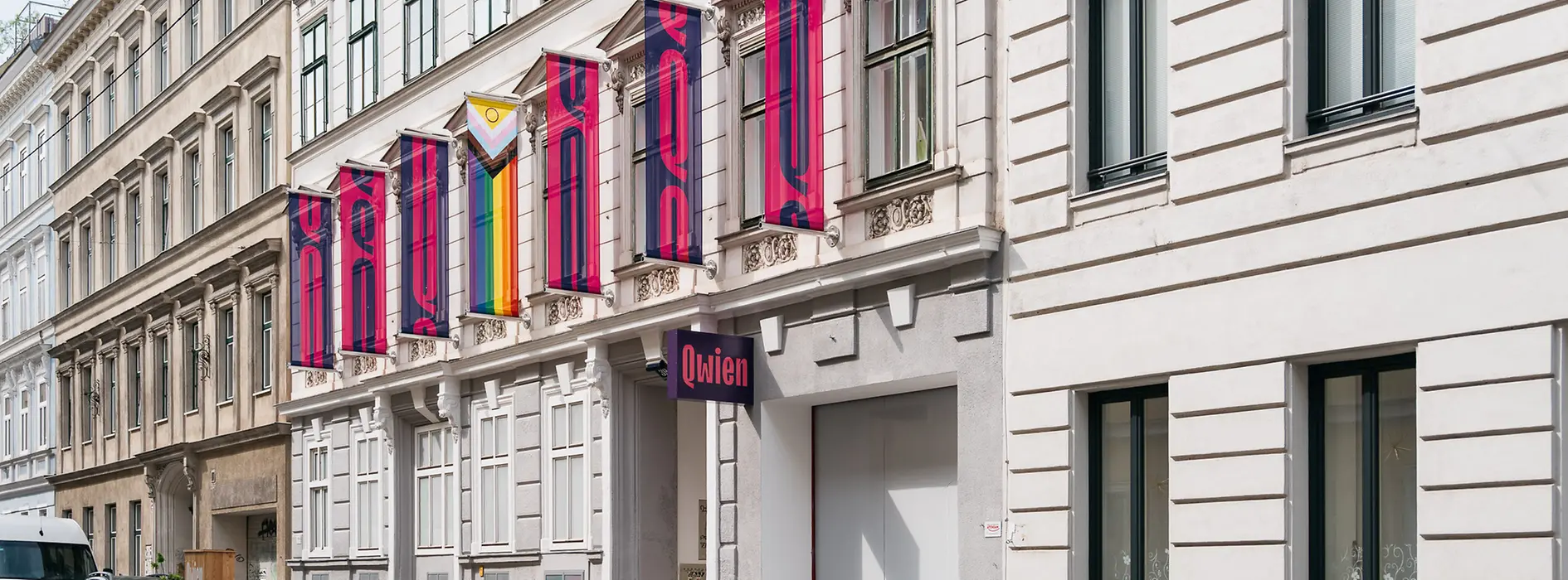 Vista exterior del Qwien con banderas