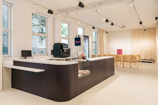 Le forum du centre queer Qwien avec un comptoir, une machine à café et des chaises