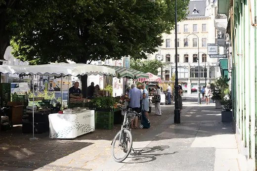 Scena di strada a Margaretenplatz a Vienna con bancarelle di mercato e una bicicletta parcheggiata