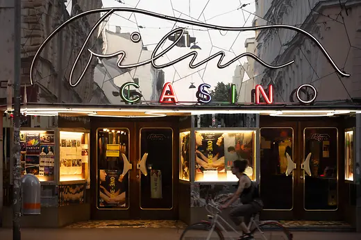 Vista serale dell'ingresso del Filmcasino a Vienna con illuminazione al neon