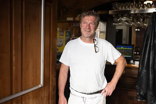 Oste all'interno del ristorante Zum Alten Fassl a Vienna-Margareten