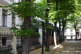 Tree-lined private street surrounding the Margaretenhof in Vienna