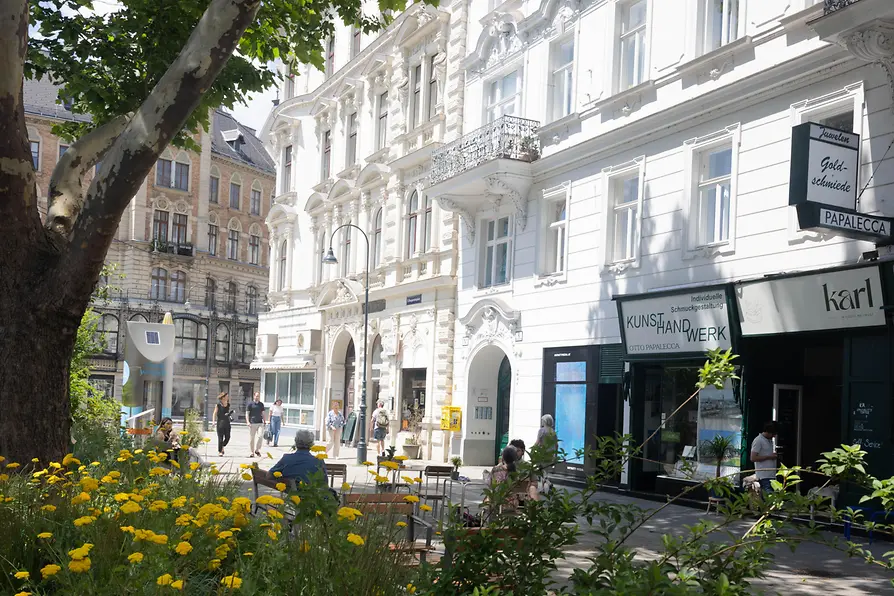Scena di strada con area verde e panchine a Margaretenplatz, Vienna