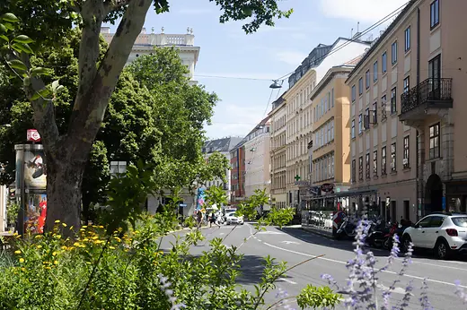 Scena di strada con aree verdi in Margaretenstraße a Vienna