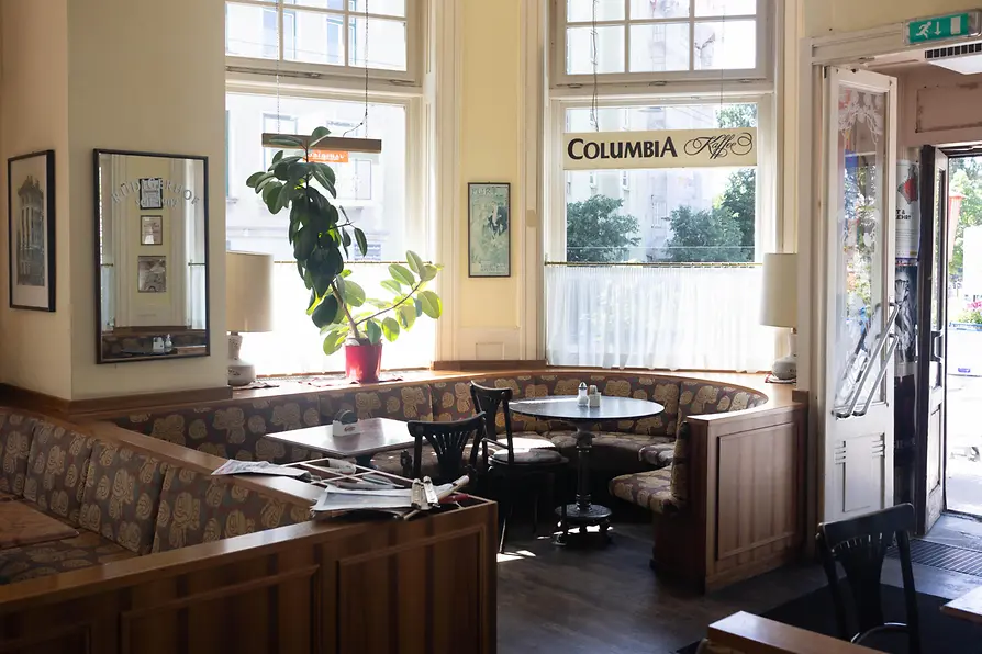 Interno del Café Rüdigerhof a Vienna con sedute a nicchia e grandi finestre