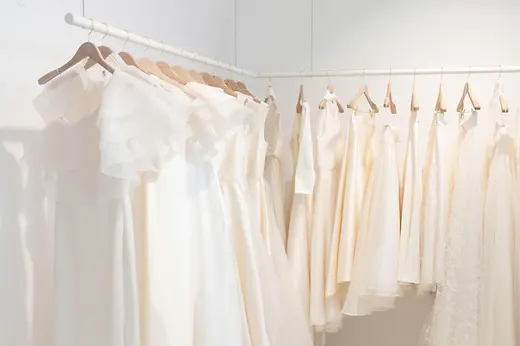 Eleganti abiti bianchi nel negozio Elfenkleid di Vienna