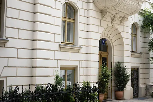 Veduta di Zeinlhofergasse nel quartiere Margareten di Vienna con le sue facciate uniformi