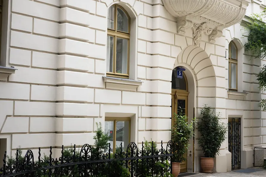 Veduta di Zeinlhofergasse nel quartiere Margareten di Vienna con le sue facciate uniformi