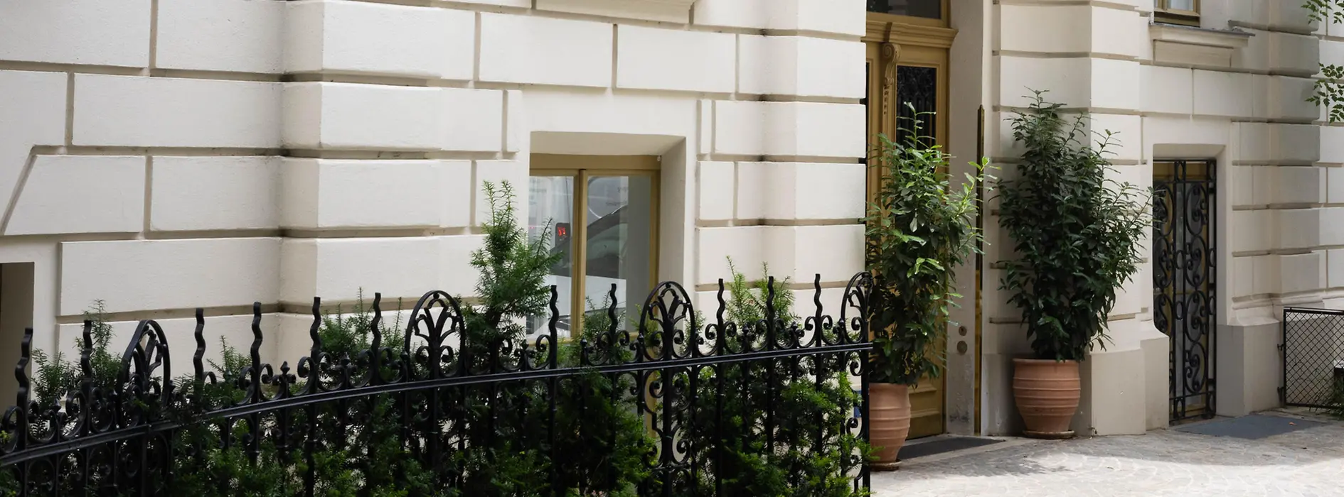 View of Zeinlhofergasse in Vienna’s Margareten district with its consistently uniform facades