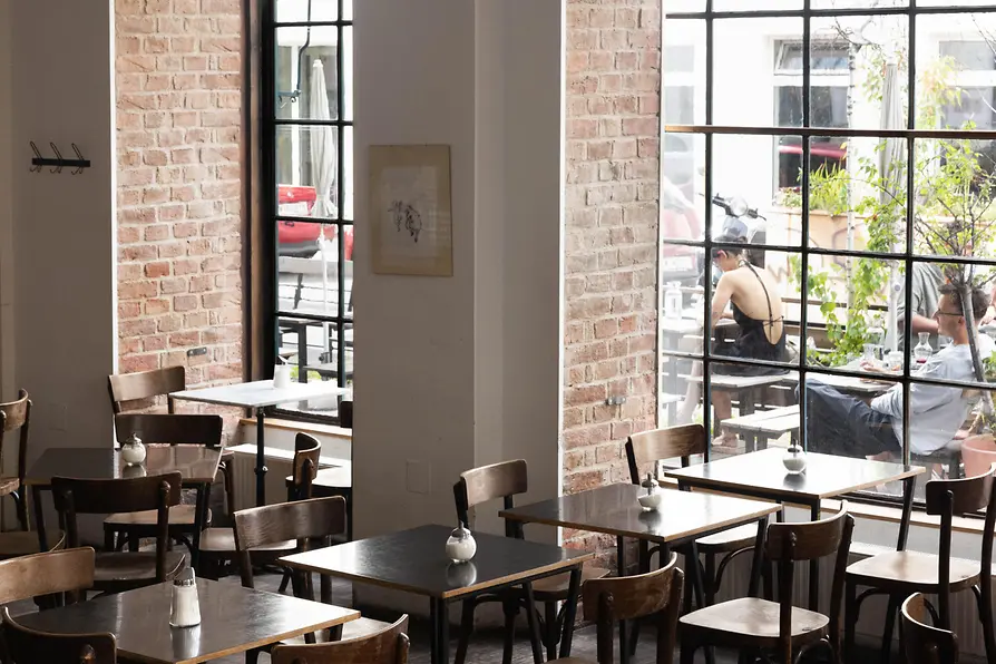 Vista dall’interno del Café Propeller in Margaretenstraße a Vienna verso i posti a sedere all’aperto