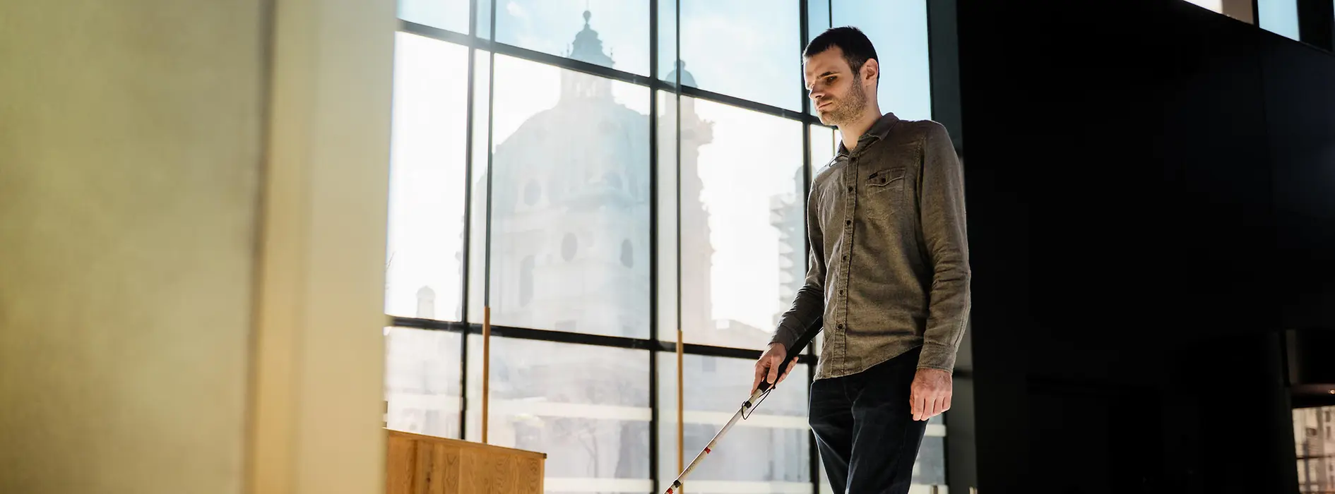 Blinde Person nutzt taktiles Bodenleitsystem.