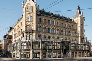 Le Margaretenhof, un immeuble résidentiel privé de plusieurs étages, construit en 1884/85 dans le style historiciste tardif, avec une façade en briques et des tours.