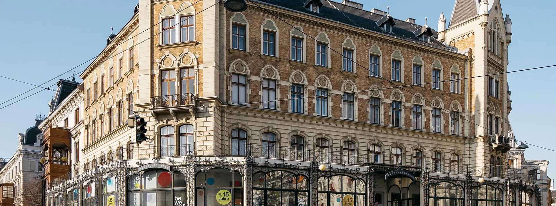 Der Margaretenhof, ein mehrstöckiger, privater Wohnbau im Stil des Späthistorismus aus 1884/85 mit Backsteinfassade und Türmen.