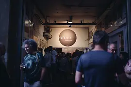 Galería WestLicht, entrada con visitantes