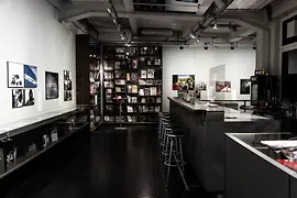 Zona de bar en la galería WestLicht