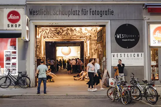 Entrada a la galería WestLicht con visitantes.