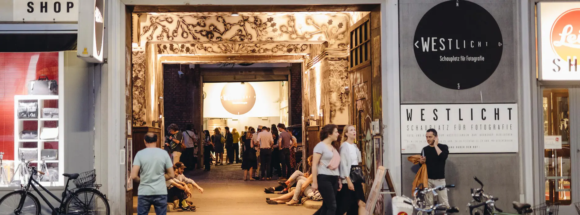 Entrada a la galería WestLicht con visitantes.