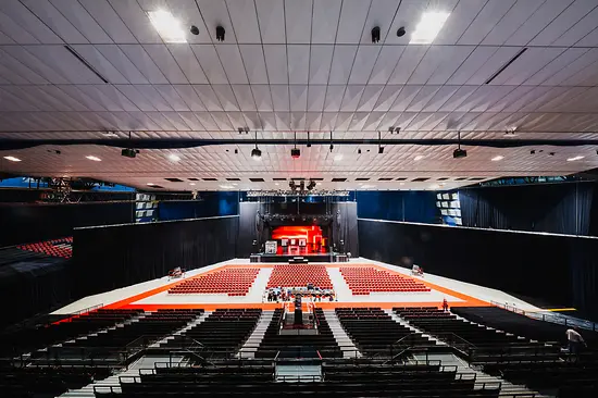 Die Halle D der Wiener Stadthalle, Bühnenversion halb