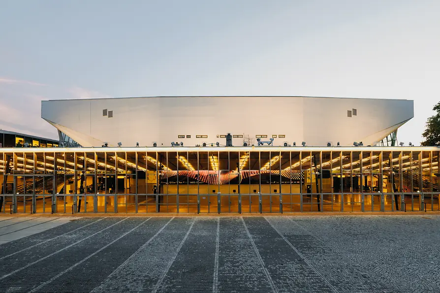 Die Wiener Stadthalle während des Eurovision Songcontest 2015 von außen