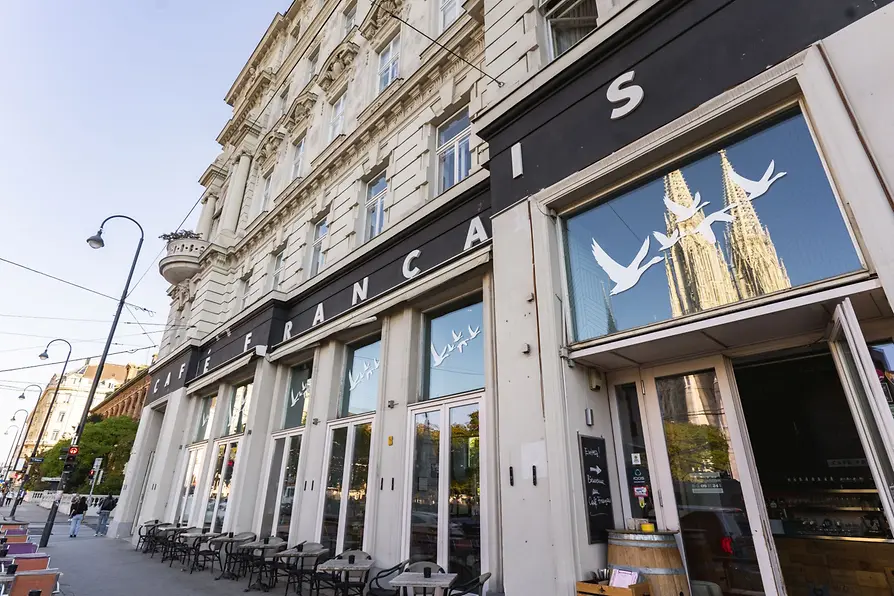 Vista exterior del Café Français