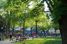 parc with benches and trees