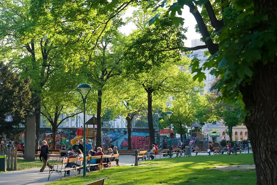 Parque con bancos y árboles