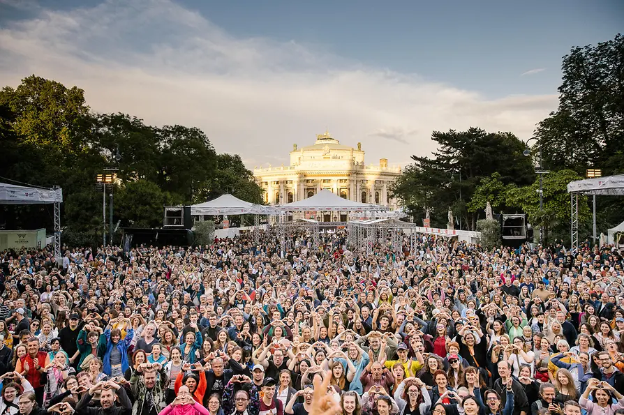 Multitud de espectadores en un concierto en la plaza del ayuntamiento.