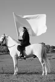 Marina Abramović, de la performance The Hero, 2001.