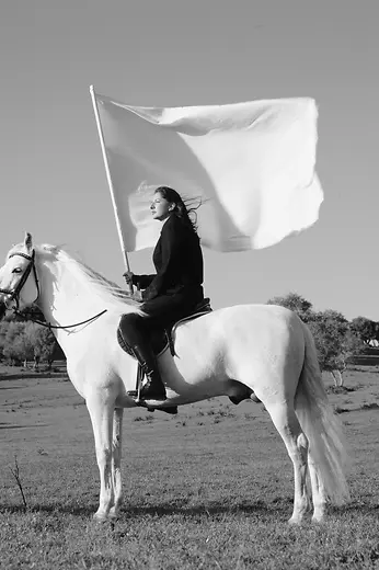 Marina Abramović, de la performance The Hero, 2001.